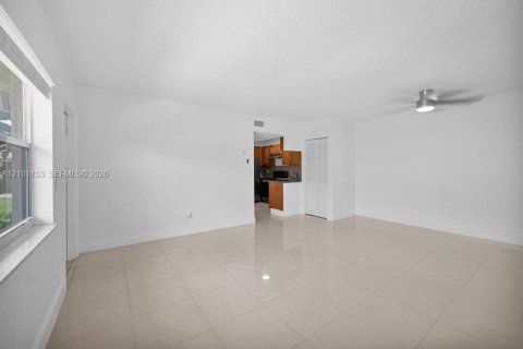 Apartment in Margate, Florida 2 bedrooms, 76.83 sq.m. № 2401339 - photo 7