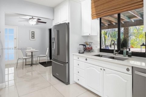 House in Miami, Florida 5 bedrooms, 236.99 sq.m. № 1975434 - photo 13