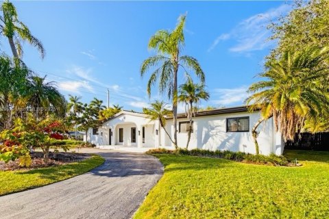 House in Miami, Florida 5 bedrooms, 236.99 sq.m. № 1975434 - photo 1