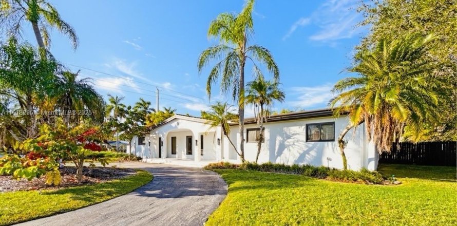 House in Miami, Florida 5 bedrooms, 236.99 sq.m. № 1975434