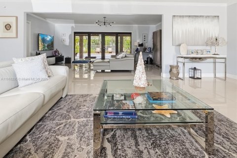 House in Miami, Florida 5 bedrooms, 236.99 sq.m. № 1975434 - photo 21
