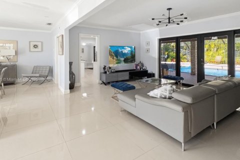 House in Miami, Florida 5 bedrooms, 236.99 sq.m. № 1975434 - photo 22