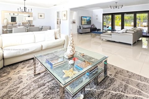 House in Miami, Florida 5 bedrooms, 236.99 sq.m. № 1975434 - photo 20