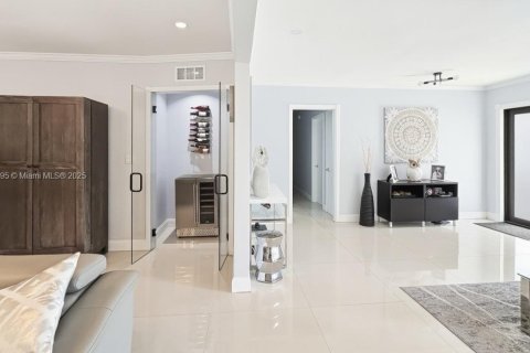House in Miami, Florida 5 bedrooms, 236.99 sq.m. № 1975434 - photo 23