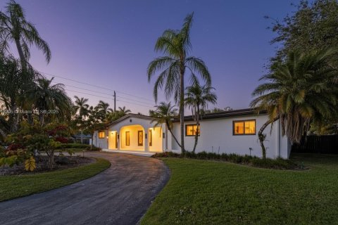 House in Miami, Florida 5 bedrooms, 236.99 sq.m. № 1975434 - photo 2