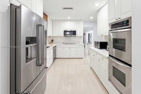 House in Miami, Florida 5 bedrooms, 236.99 sq.m. № 1975434 - photo 10