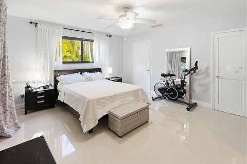 House in Miami, Florida 5 bedrooms, 236.99 sq.m. № 1975434 - photo 27