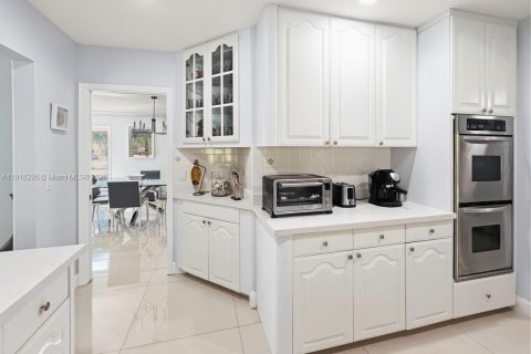 House in Miami, Florida 5 bedrooms, 236.99 sq.m. № 1975434 - photo 12