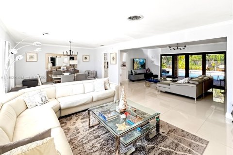 House in Miami, Florida 5 bedrooms, 236.99 sq.m. № 1975434 - photo 18