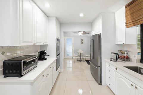 House in Miami, Florida 5 bedrooms, 236.99 sq.m. № 1975434 - photo 9