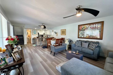 Townhouse in Miami, Florida 3 bedrooms, 147.9 sq.m. № 1864166 - photo 5