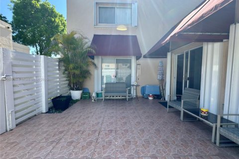 Townhouse in Miami, Florida 3 bedrooms, 147.9 sq.m. № 1864166 - photo 17