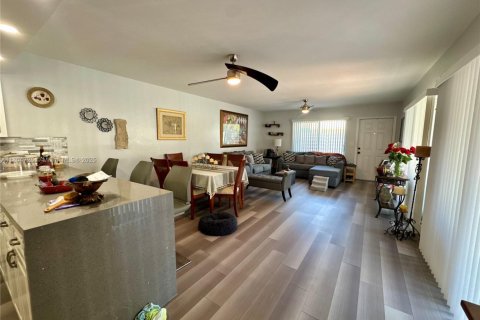 Townhouse in Miami, Florida 3 bedrooms, 147.9 sq.m. № 1864166 - photo 13