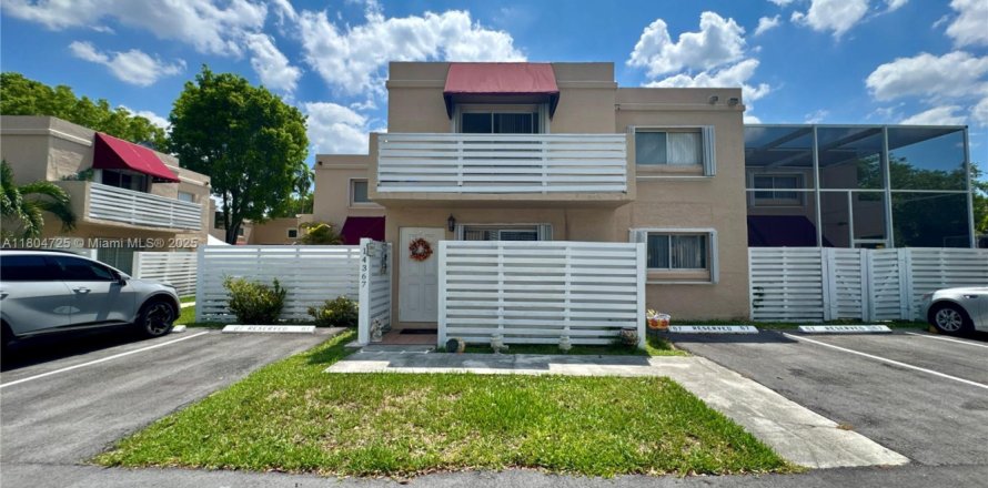 Townhouse in Miami, Florida 3 bedrooms, 147.9 sq.m. № 1864166