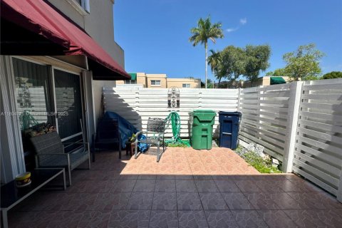 Townhouse in Miami, Florida 3 bedrooms, 147.9 sq.m. № 1864166 - photo 16