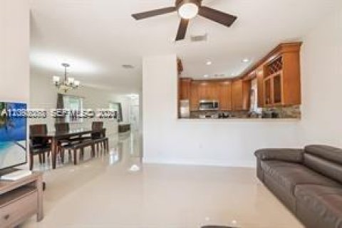 House in Homestead, Florida 4 bedrooms, 168.52 sq.m. № 2392062 - photo 6