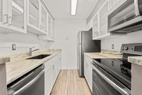Condo in North Miami, Florida, 1 bedroom  № 1451954 - photo 6