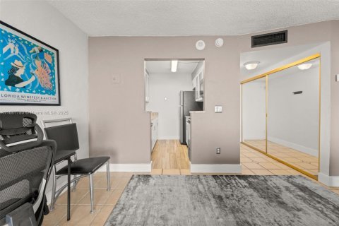 Condo in North Miami, Florida, 1 bedroom  № 1451954 - photo 7