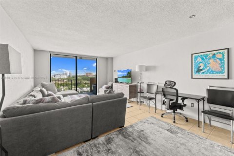 Condo in North Miami, Florida, 1 bedroom  № 1451954 - photo 3