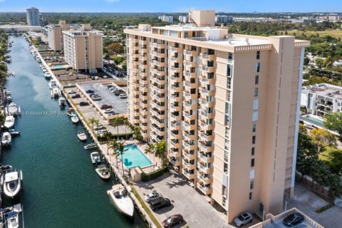 Condo in North Miami, Florida, 1 bedroom  № 1451954 - photo 17