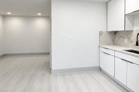 House in Lake Worth, Florida 4 bedrooms, 135.36 sq.m. № 2312129 - photo 22