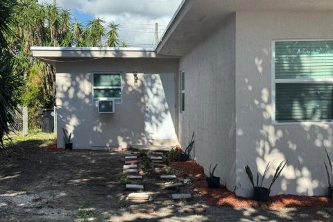 House in Lake Worth, Florida 4 bedrooms, 135.36 sq.m. № 2312129 - photo 6