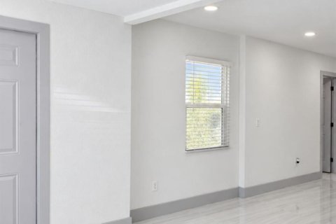 House in Lake Worth, Florida 4 bedrooms, 135.36 sq.m. № 2312129 - photo 12