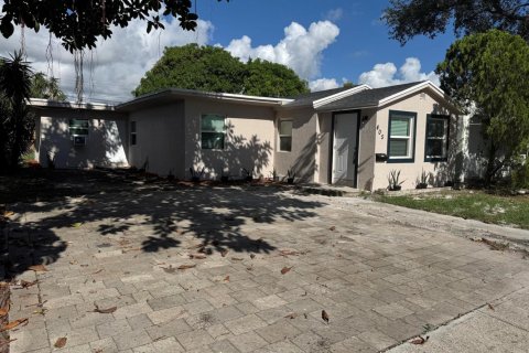 House in Lake Worth, Florida 4 bedrooms, 135.36 sq.m. № 2312129 - photo 4