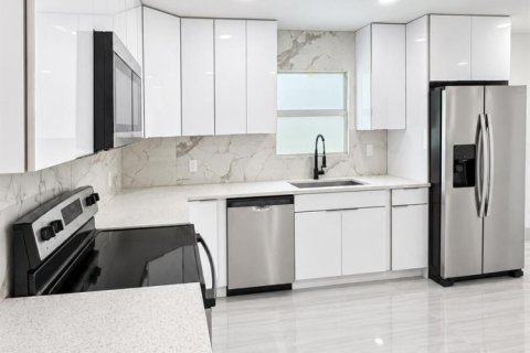 House in Lake Worth, Florida 4 bedrooms, 135.36 sq.m. № 2312129 - photo 14