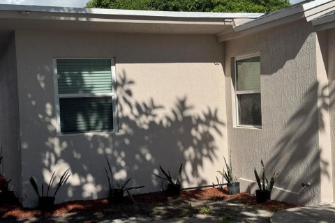 House in Lake Worth, Florida 4 bedrooms, 135.36 sq.m. № 2312129 - photo 5