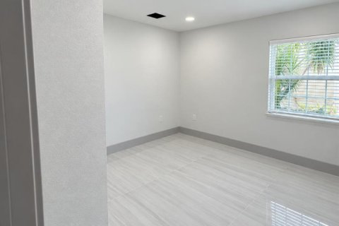 House in Lake Worth, Florida 4 bedrooms, 135.36 sq.m. № 2312129 - photo 25