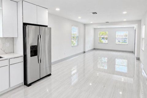 House in Lake Worth, Florida 4 bedrooms, 135.36 sq.m. № 2312129 - photo 15