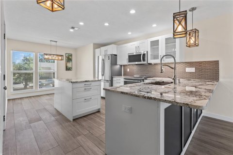 Condo in Sarasota, Florida, 2 bedrooms  № 2226130 - photo 2