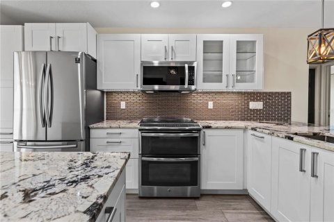 Condo in Sarasota, Florida, 2 bedrooms  № 2226130 - photo 9