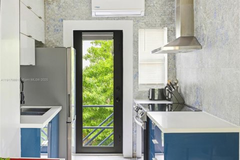 Commercial property in Miami, Florida № 1972496 - photo 11