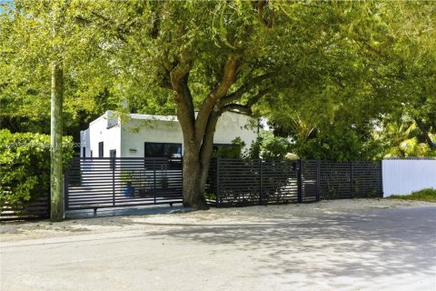 Commercial property in Miami, Florida № 1972496 - photo 17