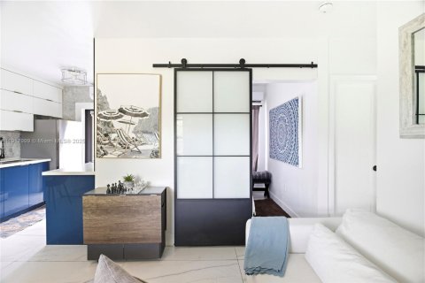 Commercial property in Miami, Florida № 1972496 - photo 13