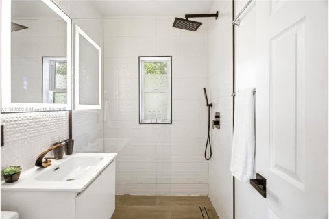 Commercial property in Miami, Florida № 1972496 - photo 8