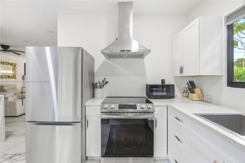 Commercial property in Miami, Florida № 1972496 - photo 23