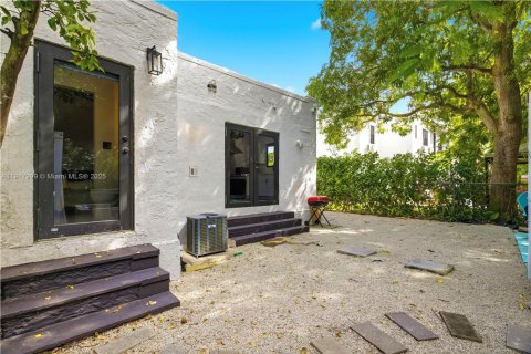 Commercial property in Miami, Florida № 1972496 - photo 21