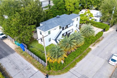 Commercial property in Miami, Florida № 1972496 - photo 1