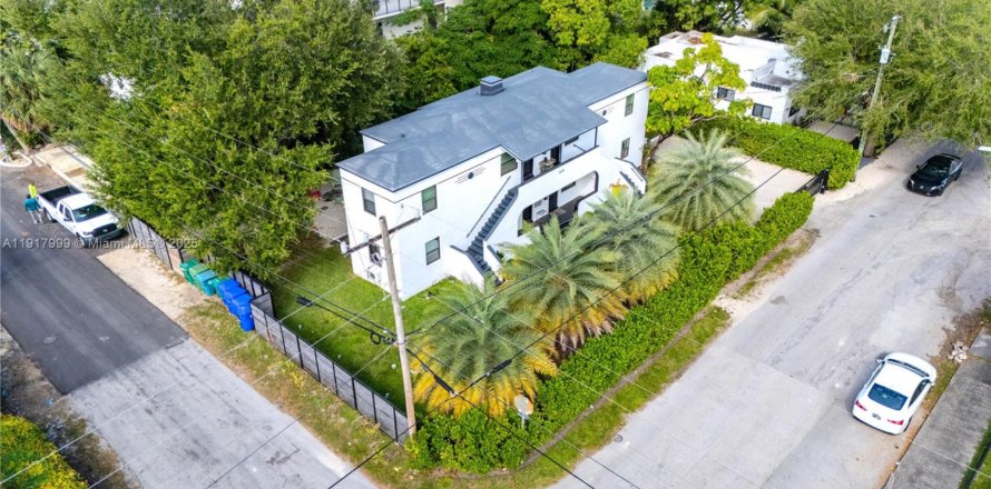 Commercial property in Miami, Florida № 1972496