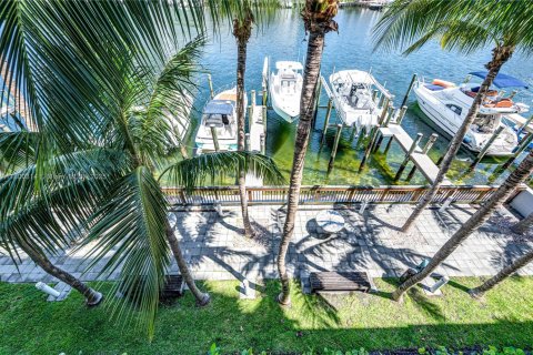 Condominio en venta en North Bay Village, Florida, 3 dormitorios, 191.84 m2 № 1683972 - foto 4