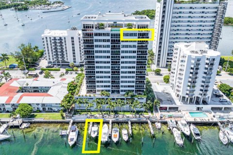 Condominio en venta en North Bay Village, Florida, 3 dormitorios, 191.84 m2 № 1683972 - foto 2