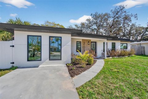 House in Palm Harbor, Florida 3 bedrooms, 145.3 sq.m. № 2238879 - photo 2