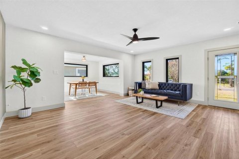 House in Palm Harbor, Florida 3 bedrooms, 145.3 sq.m. № 2238879 - photo 10