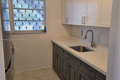 Condo in Miami Gardens, Florida, 2 bedrooms  № 1921307 - photo 15