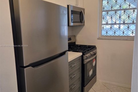 Condo in Miami Gardens, Florida, 2 bedrooms  № 1921307 - photo 16