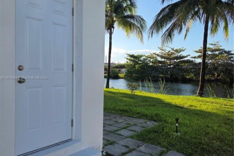 Condo in Miami Gardens, Florida, 2 bedrooms  № 1921307 - photo 2