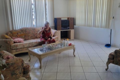 Condo in Miami Gardens, Florida, 2 bedrooms  № 1921307 - photo 11